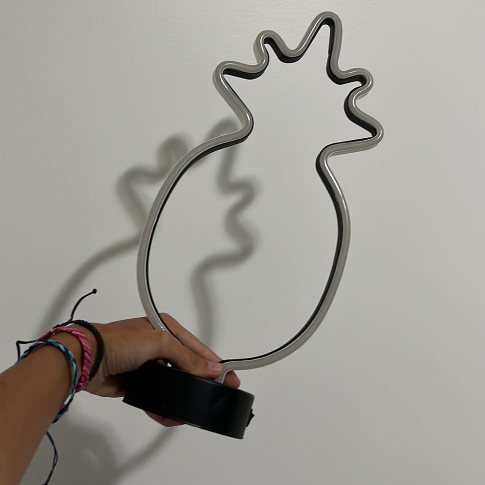 LED light up pineapple sign - Picture 3 of 7